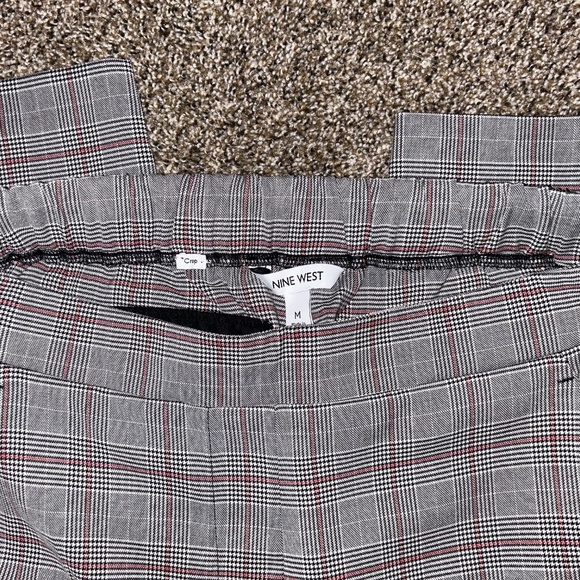 Women’s mid- to high-rise cropped plaid pull-on pants - Picture 2 of 8